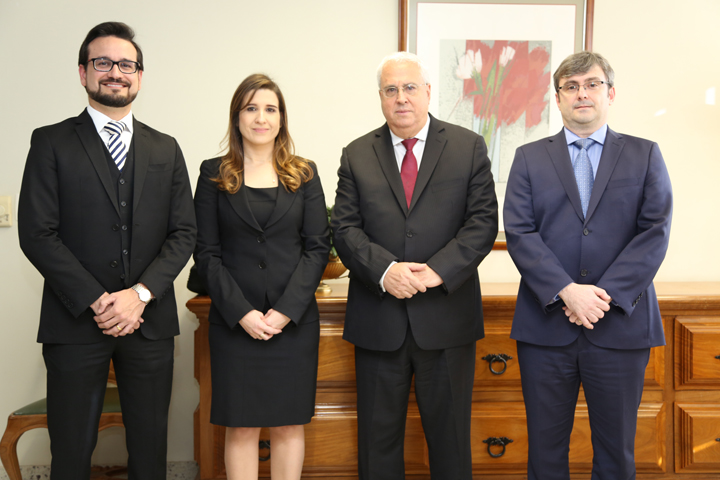 O juíz Iuri Pereira Pinheiro, a juíza Fabiana Maria Soares, o presidente do TRT-MG, desembargador Júlio Bernardo do Carmo, e o juiz Frederico Alves da Silveira (Foto: Madson Morais)