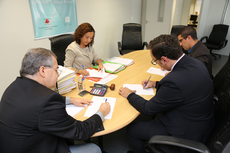 Presente à audiência, a procuradora do Ministério Público do Trabalho Luciana Marques Coutinho (no centro na foto) disse que a inserção do menor aprendiz no mercado de trabalho é uma das metas do MPT (foto:Madson Morais)
