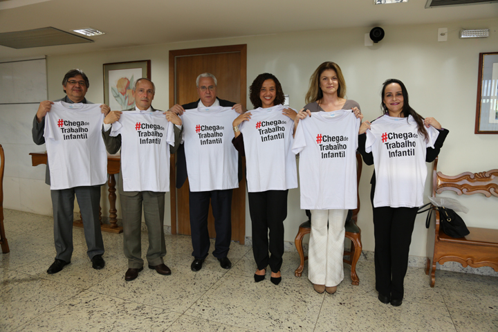 Da esquerda para a direita, os desembargadores César Machado Júnior, Ricardo Mohallem e Júlio Bernardo do Carmo; as procuradoras Luciana Marques Coutinho e Adriana de Moura Souza; e a juíza Ângela Castilho