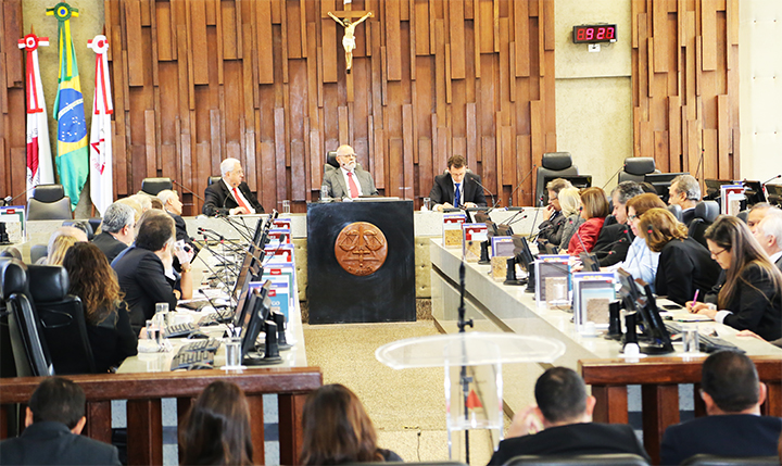 Desembargadores do TRT-MG durante leitura da ata de correição