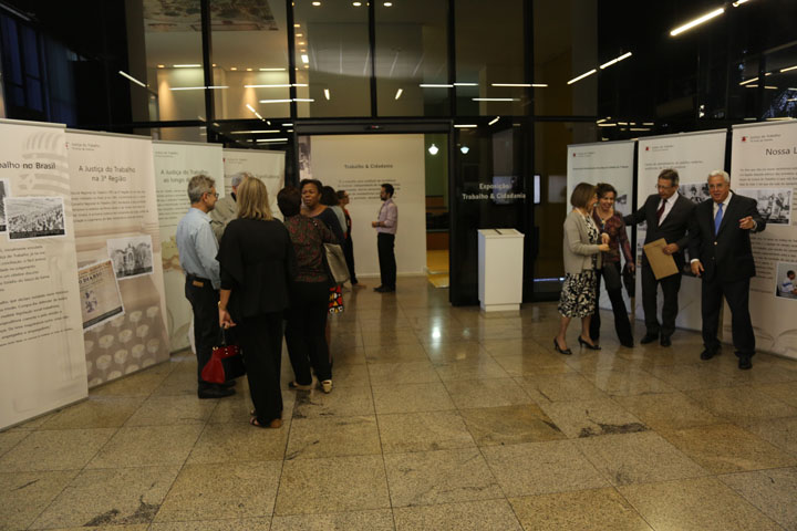 Exposição sobre os 76 anos de história da JT, montada no saguão do edifício sede do TRT-MG