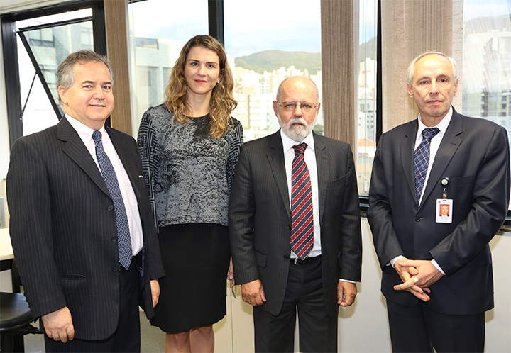 O ministro com o coordenador do Nupemec (à direita) e com os coordenadores da Cejusc-JT