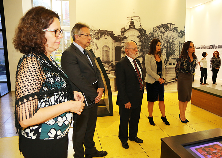 Da esquerda para a direita, a servidora do TRT Maria Aparecida Carvalhais, o desembargador Luiz Ronan Neves Koury, o ministro Renato Lacerda Paiva e servidoras da Corregedoria Geral, em visita à Exposição Trabalho e Cidadania