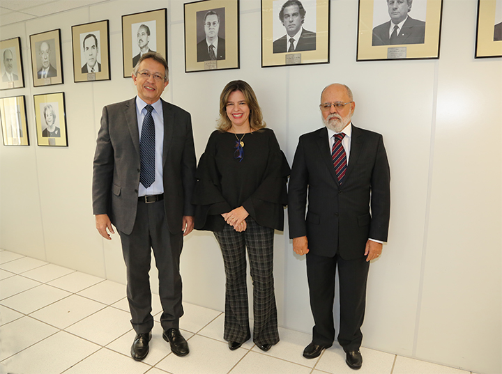 O ministro (à direita) com o diretor e a coordenadora acadêmica da Escola Judicial
