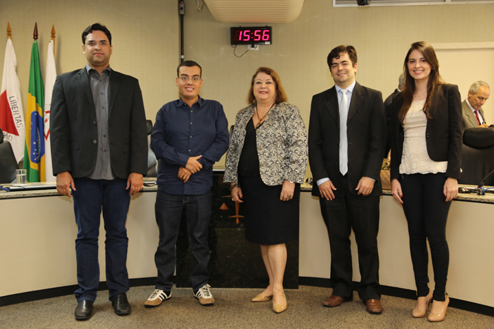 Vencedores do concurso de monografia, do primeiro ao quinto lugar: Leonardo Tibo Barbosa Lima, juiz substituto; Leonardo Rezende Durço, servidor da 25ª VT-BH; Maria Lúcia Cardoso de Magalhães, desembargadora; Alexandre Pimenta Batista Pereira, juiz substituto; Clarissa Barbosa de Oliveira, servidora