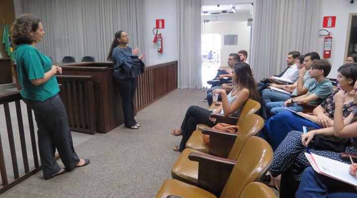 Já no dia 17, foi a vez de 101 estudantes do 9º período do curso de Direito da UFMG, turmas A e B, participarem da atividade, acompanhados pela professora e desembargadora Adriana Goulart de Sena Orsini (ao centro)