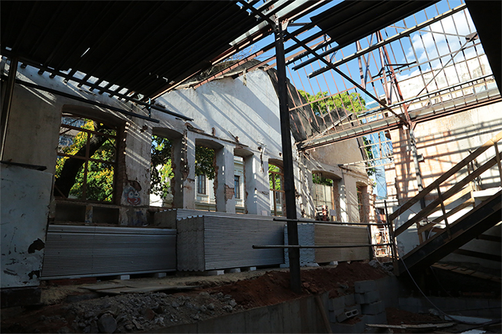 Vista da fachada e da estrutura metálica tombadas pelo patrimônio histórico no local onde será a futura sede da Escola Judicial - Foto: Leonardo Andrade