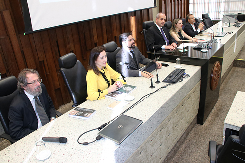 800px_2018_1130_LeisLetras_ReformaTrabalhistaVisaoCriticaLA.jpg