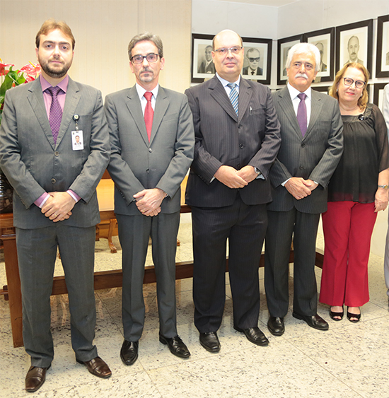 Douglas Eros Rangel (secretário-geral da Presidência), Léucio Leonardo (representante da OAB), desembargadores Rodrigo Ribeiro Bueno, Márcio Flávio Salem Vidigal (1º vice-presidente) e Lucilde D'ajuda Lyra de Almeida (2ª vice-presidente) - Foto: Leonardo Andrade
