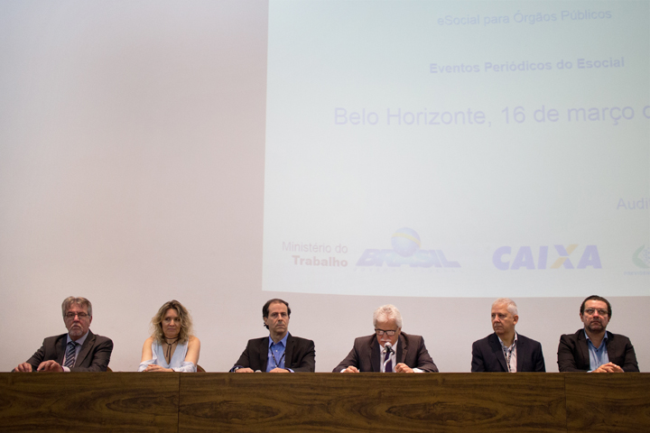 Superintendente da OAB/MG, Dr Luis Alberto Vieira;  palestrante Margarida Barreto de Almeida; diretor-geral do TRT-MG, Paulo Sérgio Barbosa Carvalho; desembargador Marcio Flávio Salem Vidigal, diretor de pagamento de pessoal do TRT-MG, Ricardo Bahia Rachid, e Rômulo Borges de Araújo, membro do Comitê Gestor do Sistema Integrado de Gestão de Pessoas - Foto: Thiago Soraggi