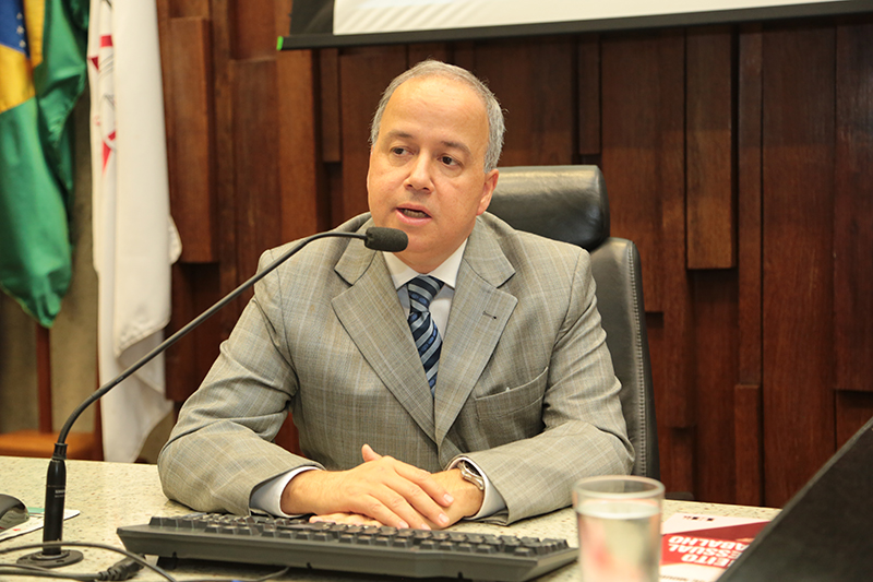 800px2_2019_0822_LeisLetras_VitorSalino_LA.jpg