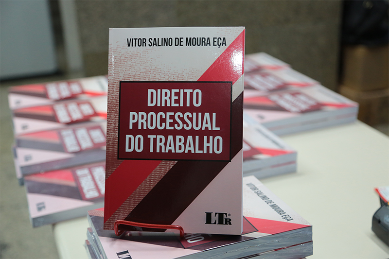 800px3_2019_0822_LeisLetras_VitorSalino_LA.jpg