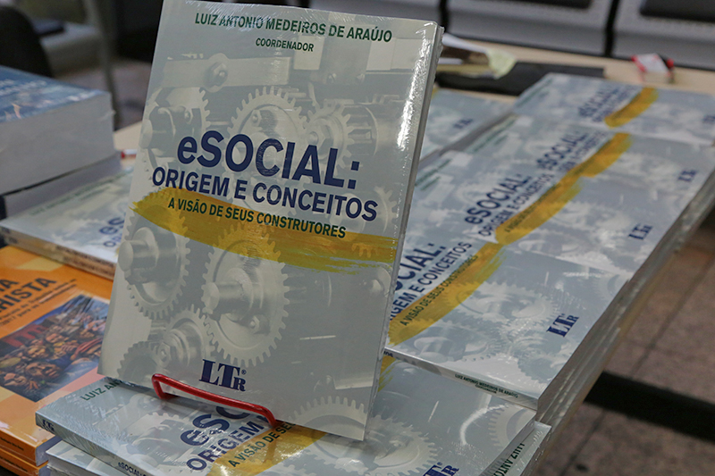 800px4_2018_0212_e_Social_Livro_LA.jpg