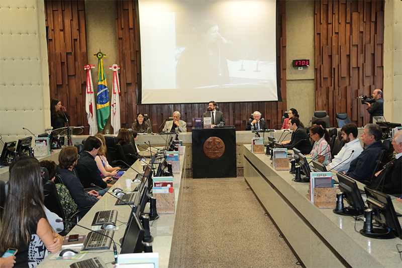 800px_2019_0329_LeisLetras_RedesSindicais_SegundoProcesso_LA.jpg