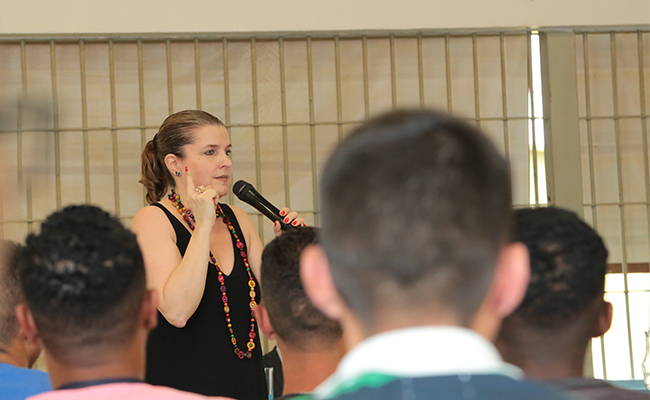 A psicóloga Luciana Passeado, da JT-MG, falou aos internos sobre a importância de um sentido para a vida