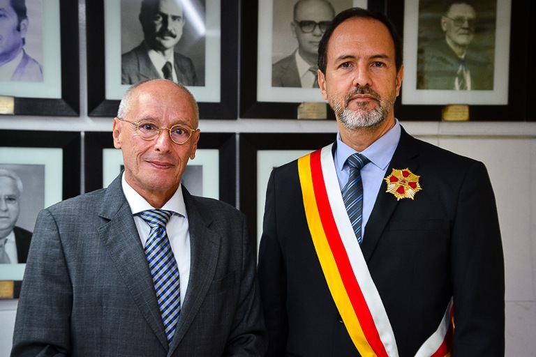 Presidente do TRT-MG e o desembargador empossado em foto posada. O desembargador empossado está com a facha da medalha Ari Rocha