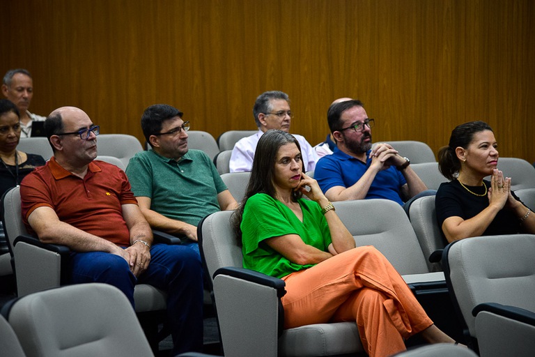 Plateia olhando para frente, assistindo à apresentação