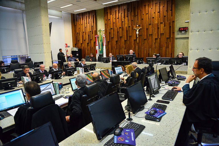 Plenário do TRT-MG, com desembargadores sentados em reunião 