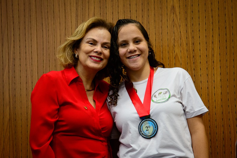 Estudante premiada Maria Cecília Santos com a desembargadora Jaqueline Monteiro