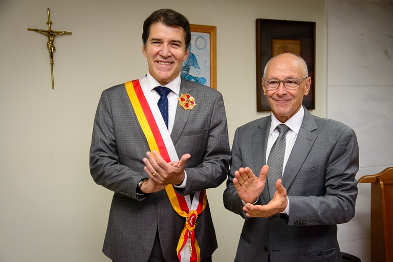 Procurador Jarbas Soares ao lado do Presidente do TRT-MG, desembargador Ricardo Mohallem, após a condecoração com a Medalha Ari Rocha