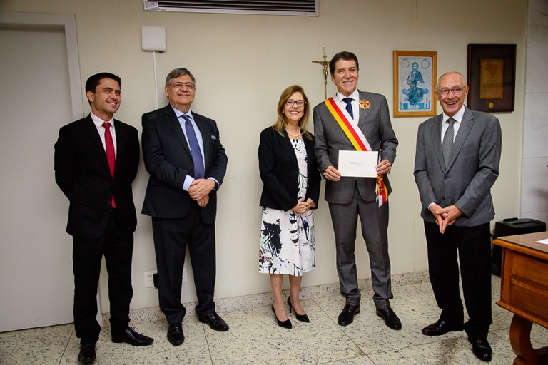 Desembargadores César Pereira Machado, Denise Horta, Ricardo Mohallem e juiz Renato Amato, junto com o procurador condecorado, Jarbas Soares, no gabinete da Presidência