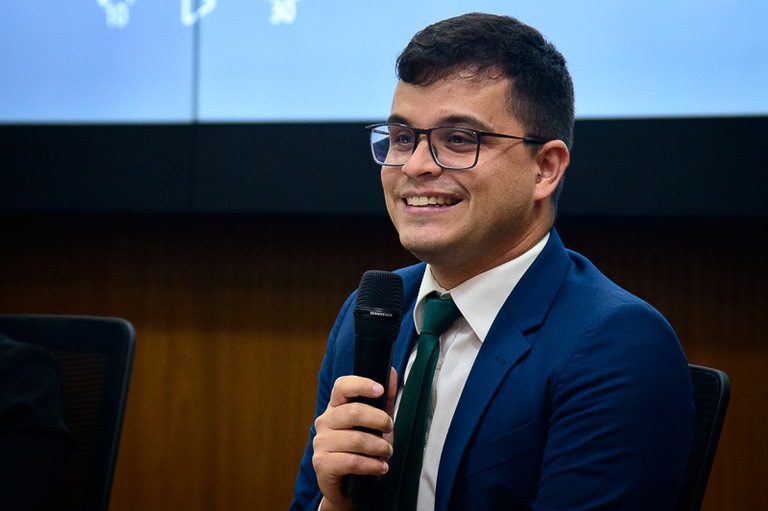 foto do professor substituto de Direito da UFLA e Rede Doctum, Rainer Bomfim, de terno azul