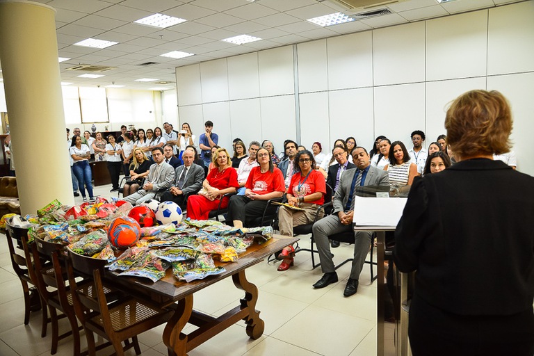 Representantes do TRT-MG, da Receita Federal e dos Correios assentados em auditório da Receita Federal, durante solenidade de entrega dos brinquedos