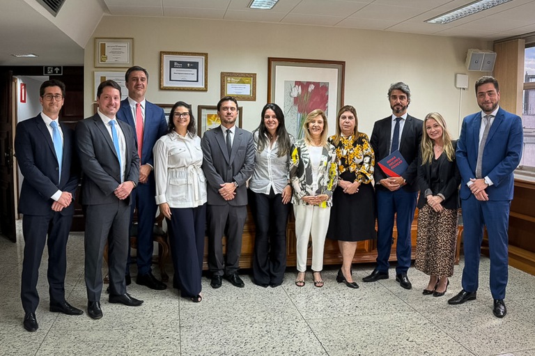 Presidente do TRT-MG, juiz auxiliar da presidência do TRT-MG e representantes da Amat, um ao lado do outro, posando para foto