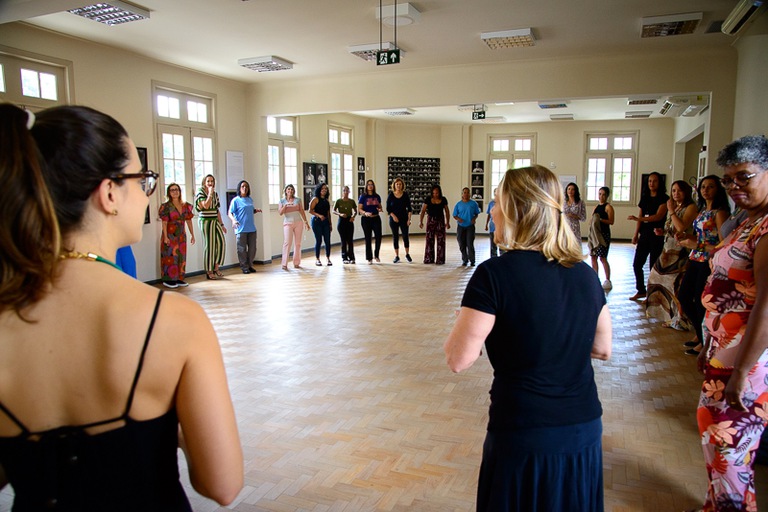 foto das participantes durante aula de dança