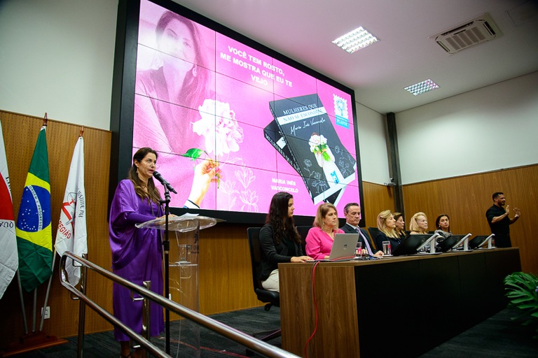 foto da palestrante Maria Inês Vasconcelos com a mesa de honra