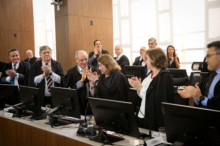 foto da desembargadora Maria Lúcia Cardoso de Magalhães de pé sendo aplaudida pelos demais desembargadores de pé 