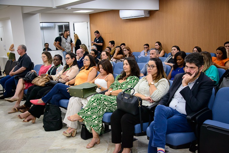 Plateia assentada no auditório 5, durante o seminário, aplaudindo palestrante