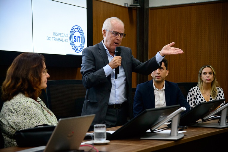 Auditor fiscal durante palestra