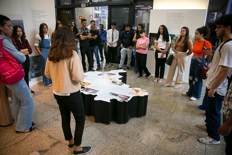 Estudantes durante visita guiada à Exposição Trabalho e Cidadania