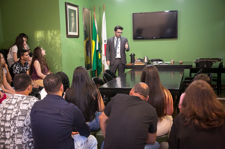 Estudantes durante audiência simulada na sala de audiênicas da Exposição Trabalho e Cidadania