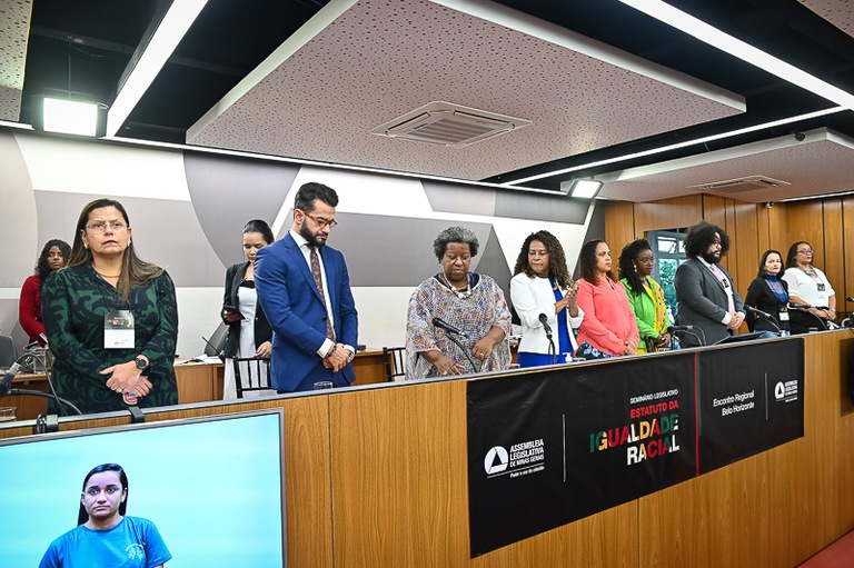 Desembargadora Adriana Sena em mesa do seminário realizado na Assembleia Legislativa de MG