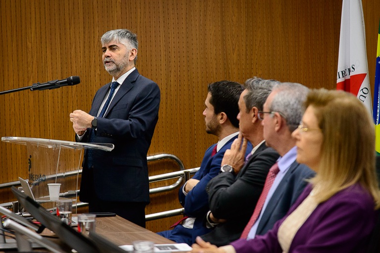 Bráulio Gusmão, juiz auxiliar do CSJT realizando palestra