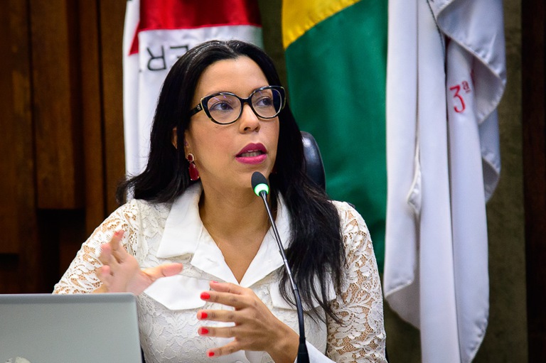 foto da juíza Auxiliar da Presidência do CNJ, Wanessa Mendes de Araújo, ministrando palestra