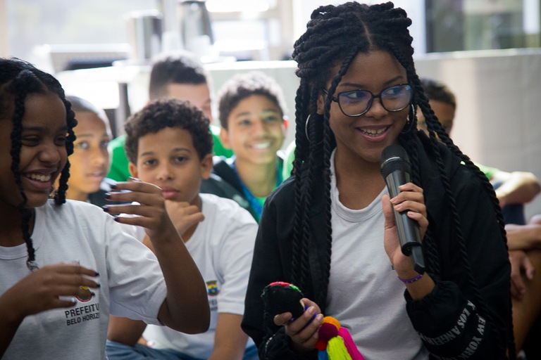 foto de estudante negra falando ao microfone