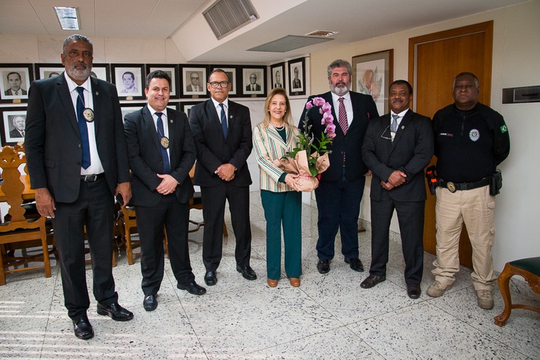 Agentes de segurança juntamente com a presidente no gabinete da Presidência