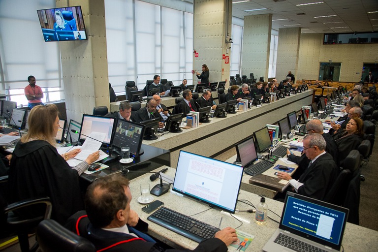 foto do plenário em sessão do Pleno com desembargadores sentados e de toga preta