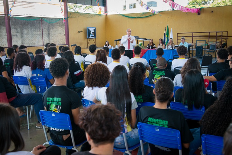 Marcelo Pertence durante palestra na Escola Estadual Doutor Alonso Marques Ferreira