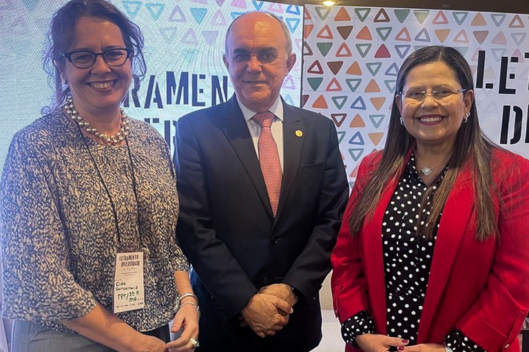 A servidora Aparecida Carvalhais, do TRT-MG, ministro do TST, Cláudio Brandão e a desembargadora do TRT-MG Adriana Goulart de Sena Orsini