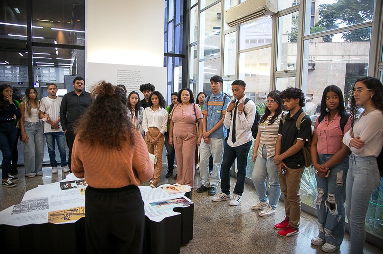 Alunos em visita guiada à Exposição da Memória