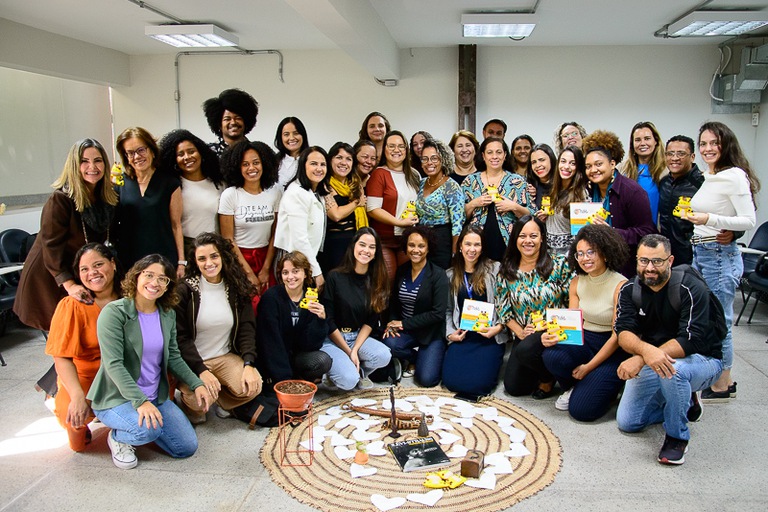 foto dos participantes reunidos após a conclusão do curso 