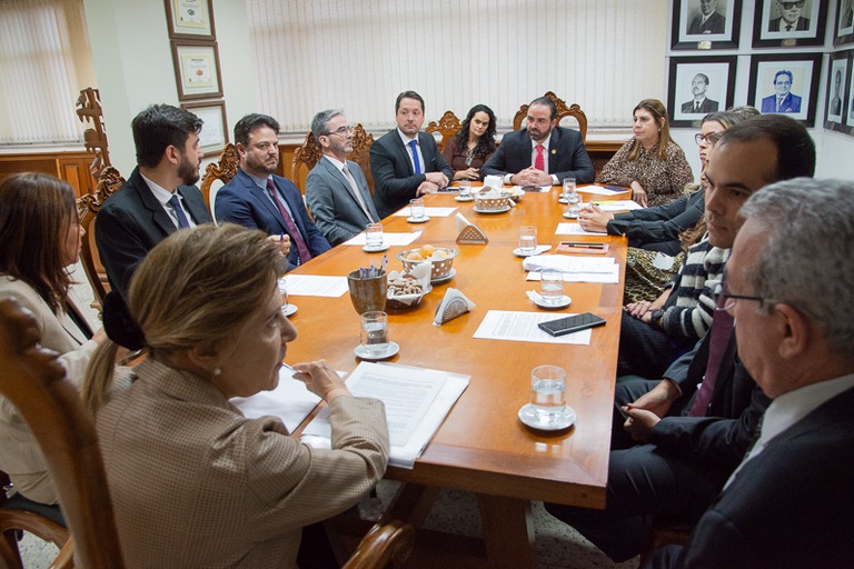 Representantes de instituições reunidos no gabinete da Presidência do TRT-MG