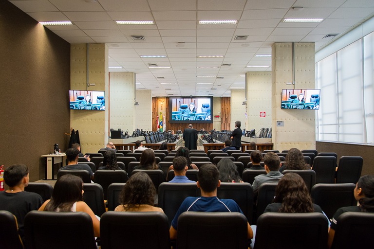 Alunos do Senai acompanham sessão de julgamento de segunda instância