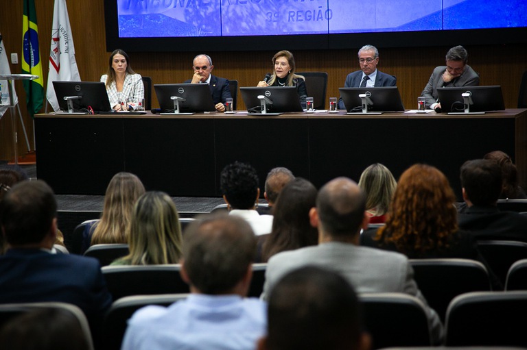 foto da mesa de honra com ministro do TST Cláudio Brandão e demais magistrados 