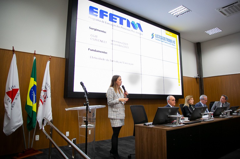 foto da a juíza do TRT-SP Anna Carolina Marques Gontijo em pé palestrando 