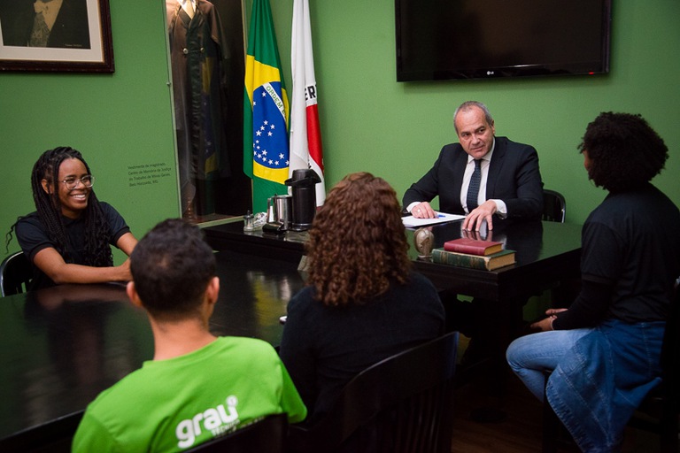 Alunos da Grau Técnico participam de audiência simulada conduzida pelo desembargador Marcelo Pertence